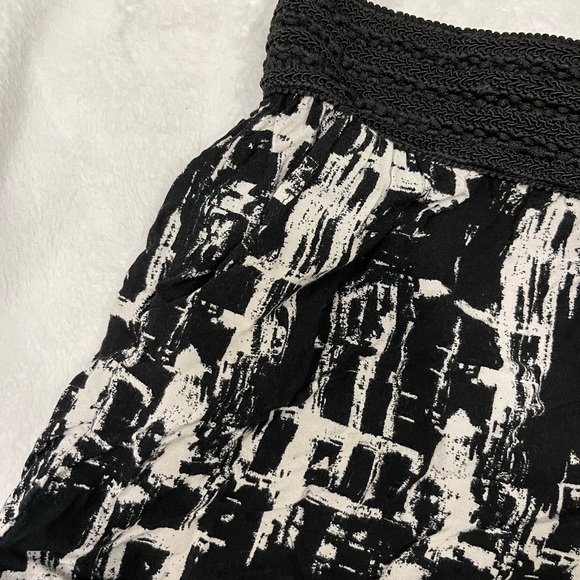 Eye Candy Line Pattern Shorts with Pockets - Picture 2 of 2